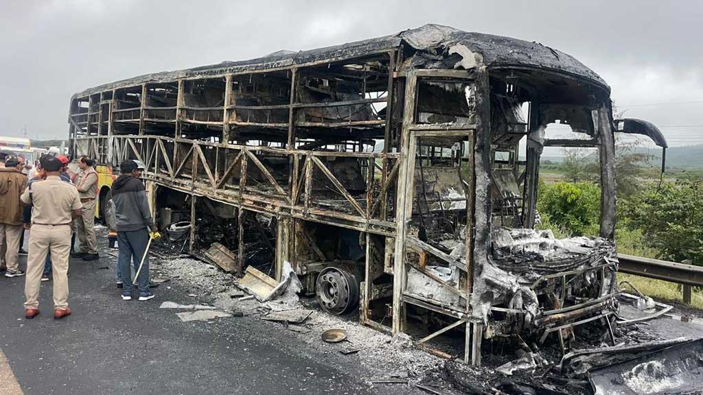 ভারতের অন্ধ্রে বাইকের সঙ্গে সংঘর্ষের পর বাসে আগুন, নিহত ২৫