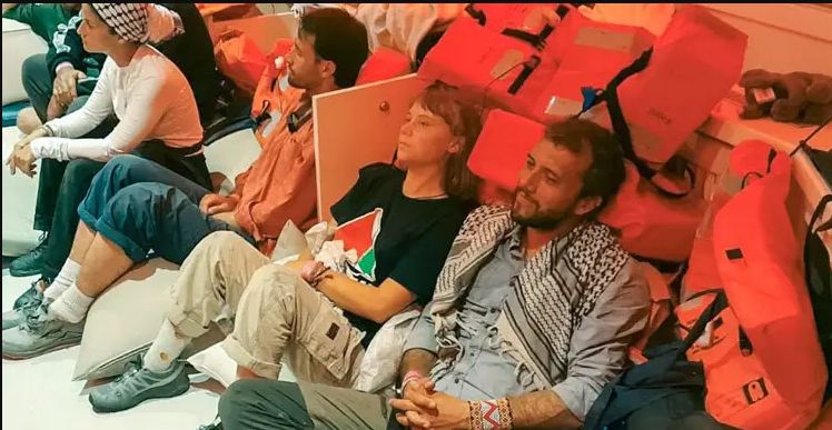 ‘চুল ধরে টেনে-হিঁচড়ে নিয়ে যায়’ ইসরায়েলে গ্রেটা থুনবার্গসহ ফ্লোটিলা কর্মীদের ভয়াবহ নির্যাতনের অভিযোগ