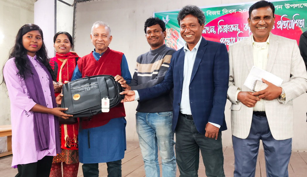 রাজশাহীতে আদিবাসী শিক্ষার্থীদের সৃজনশীলতায় বিজয়ের চেতনা