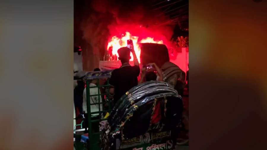 ফায়ার সার্ভিসের গেটের সামনে বাসটি পার্কিং করা অবস্থায় ছিল