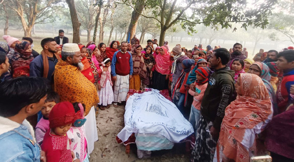 সীমান্তে আবেগঘন মুহূর্ত, শেষবারের মতো মায়ের মুখ দেখলো মেয়ে