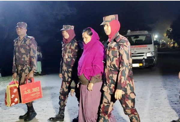 চাঁপাইনবাবগঞ্জে গ্রেপ্তার ভারতীয় নাগরিক সোনালী ও তার সন্তানকে ভারতে ফেরত।