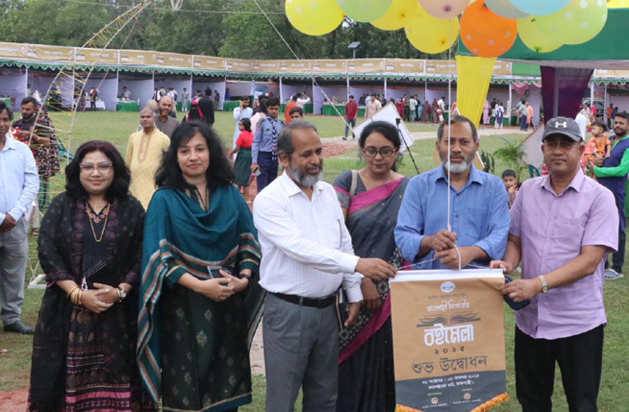 বিভাগীয় বইমেলার উদ্বোধনকালে বিভাগীয় কমিশনার: ইতিহাসের সুবিজ্ঞ ও দূরদর্শীদের জীবনের শিক্ষা আমরা বই পড়েই জেনেছি