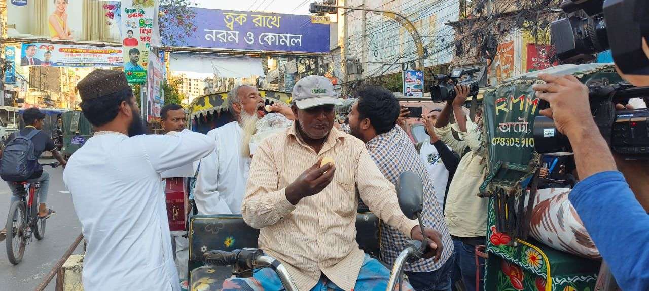 শেখ হাসিনার মৃত্যুদন্ডের রায়ে নগরীতে এনসিপির মিষ্টি বিতরণ