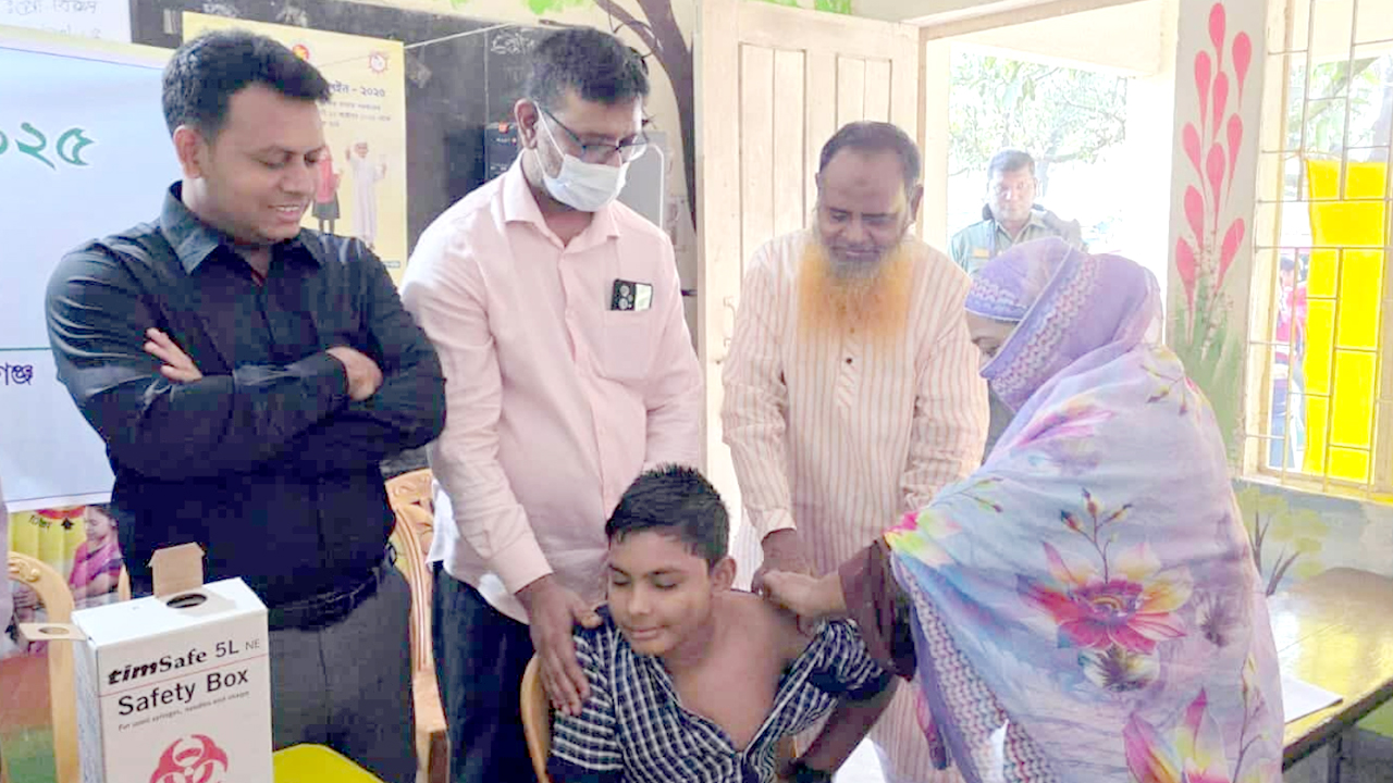 শিবগঞ্জে টাইফয়েড টিকাদান কর্মসূচি শুরু