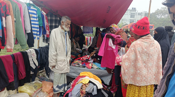 দুর্গাপুরে জেঁকে বসেছে শীত শীতের পোশাক নিতে ফুটপাতে মানুষের ভিড়