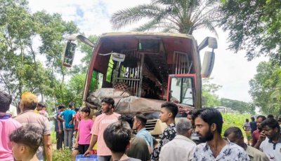 গরুবাহী ভুটভুটি-বাসের মুখোমুখি সংঘর্ষে নিহত ৩, আহত ৪