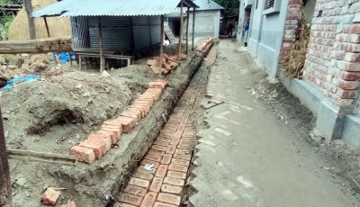 রাণীনগরে রাস্তার ইট তুলে সীমানা প্রাচীর নির্মাণ, চরম ভোগান্তিতে গ্রামবাসী