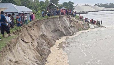 বগুড়া ধুনট অংশে বাঁধে ফের ভাঙন, নিরাপদ আশ্রয়ের খোঁজে যমুনা নদীপাড়ের মানুষ