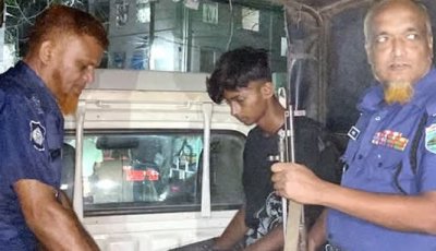 চাঁপাইনবাবগঞ্জে শিক্ষার্থীর মোবাইল-টাকা ছিনতাইয়ের অভিযোগে যুবক আটক