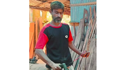 চাঁপাইনবাবগঞ্জের কাঠমিস্ত্রী নাসিমুল ৪৫ বছর বয়সে এস এস সি পরীক্ষায় কৃতকার্য