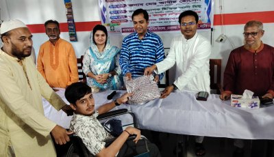 লালপুরে বিশেষ চাহিদাসম্পন্ন শিক্ষার্থীর মাঝে নতুন পোশাক বিতরণ