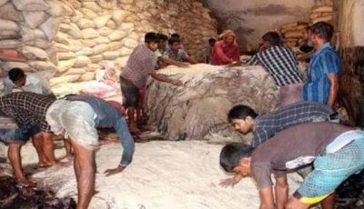 রাস্তায় পড়ে নষ্ট হচ্ছে কোরবানির চামড়া