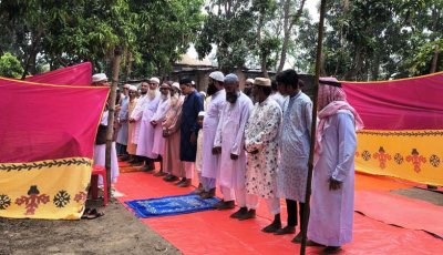 সৌদি আরবের সাথে মিল রেখে নওগাঁয় ইদের জামাত