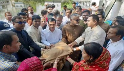 নওগাঁয় অগ্নিকাণ্ডে সব হারানো দুই পরিবার পেলো সরকারি সহায়তা