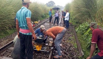 রাজশাহীতে রেললাইনে ফাটল, তিন ঘণ্টা পর ট্রেন চলাচল শুরু