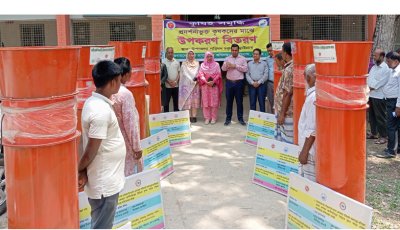 বড়াইগ্রামে কৃষকদেও মাঝে বিনামূল্যে এয়ার ফ্লো মেশিন বিতরণ