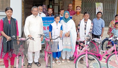 বড়াইগ্রামে ক্ষুদ্র নৃ-গোষ্ঠীদের মাঝে শিক্ষাবৃত্তি, বাইসাইকেল ও সেলাই মেশিন বিতরণ