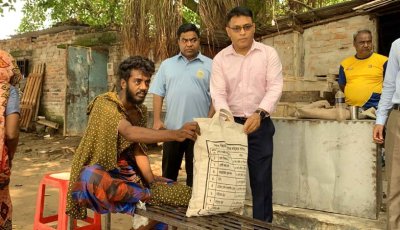 পদ্মায় নৌকা হারিয়ে নিঃস্ব মানুষের পাশে দাঁড়ালেন ডিসি