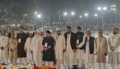 প্রথমবার শহীদ মিনারে ফুল দিল জামায়াত, শহীদ বেদিতে দাঁড়িয়ে দোয়া