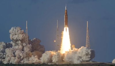 চাঁদের পথে মানুষ