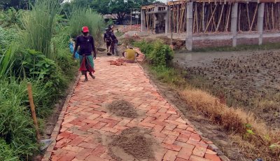 গ্রামীণ রাস্তার দুই পাশে ইট আর মাঝখানে মাটি, চরম ভোগান্তিতে গ্রামবাসী