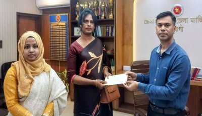 নওগাঁয় ডিসির ইদ উপহার পেলো তৃতীয়লিঙ্গরা