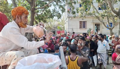 ভ্রাম্যমাণ ট্রাকের টিসিবির পণ্যে স্বস্তি মিললেও নাভিঃশ্বাসে নওগাঁর ভোক্তারা