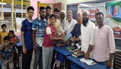 রাণীনগরে বই-কলম উপহার পেলো শিক্ষার্থীরা