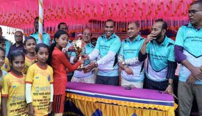 রাণীনগরে শেষ হলো প্রাথমিক বিদ্যালয় গোল্ডকাপ ফুটবল টুর্নামেন্ট
