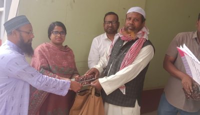 সাপাহারে এতিম ও অসহায়দের মাঝে খেজুর বিতরণ