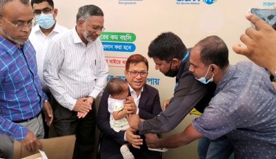 পাবনায় হাম প্রতিরোধে জরুরী টিকাদান উদ্বোধন করলেন স্বাস্থ্যসেবা বিভাগের সচিব