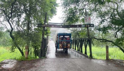 ঝুলে পড়েছে বেইলি ব্রিজের ব্যারিয়ার, বাড়ছে দুর্ঘটনার শঙ্কা