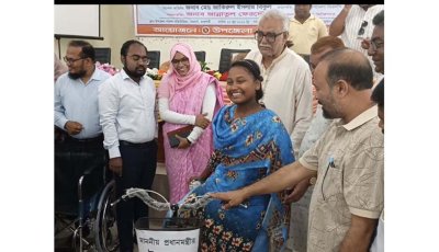 চারঘাটে অসহায় ও দুস্থদের মাঝে প্রধানমন্ত্রীর উপহার সামগ্রী তুলে দেন আবু সাইদ চাঁদ এমপি