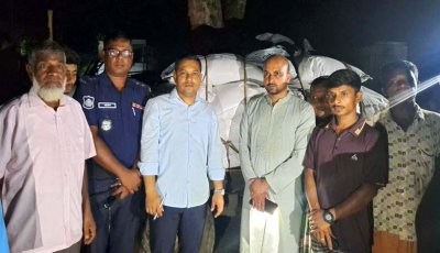 নওগাঁয় পাচারকালে আটক সার প্রকাশ্যে কৃষকদের মাঝে বিক্রি