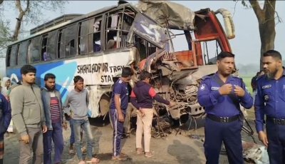 সাঁথিয়ায় দুই যাত্রীবাহী বাসের মুখোমুখি সংঘর্ষে প্রাণ গেল ৩ জনের-আহত ১৫জন