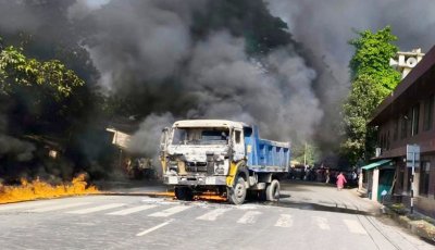 রাজশাহীতে ট্রাকের ধাক্কায় পথচারী নিহত, দুটি ট্রাকে আগুন