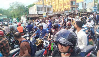 ঈশ্বরদীতে পেট্রোল পাম্পে রাতভর অপেক্ষা করেও মিলছে না জ্বালানি