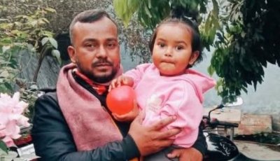বজ্রাঘাতে বাবার মৃত্যু, ছিটকে পড়ে বেঁচে গেলো কোলে থাকা সন্তান