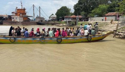 উত্তাল পদ্মায় ঝুঁকি নিয়ে চলছে খেয়া নৌকা