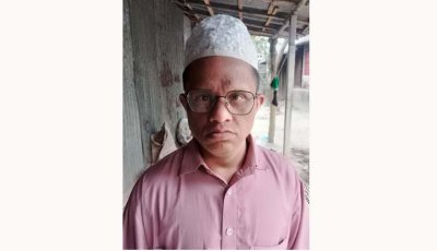পার্বতীপুরের বুদ্ধি প্রতিবন্ধী যুবক মিজান সংবাদপত্র বিক্রি করে জীবিকা নির্বাহ করছে