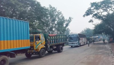 সিরাজগঞ্জ-নাটোর মহাসড়কে ৪০ কিলোমিটারজুড়ে যানজট