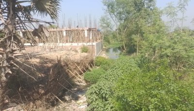 সাপাহারে সরকারি খাল দখল করে স্থাপনা নির্মাণ