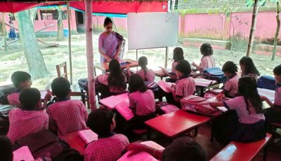 স্কুলের ভবন পরিত্যক্ত, ত্রিপল টাঙিয়ে চলছে পাঠদান