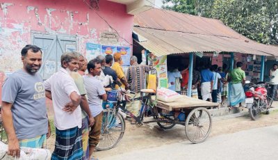 সার সংকটে বিপাকে কৃষক, ডিলার পয়েন্টে দীর্ঘ লাইন