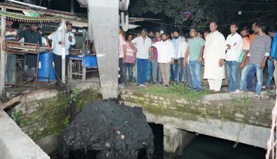 ড্রেন পরিষ্কারকরণ কার্যক্রম পরিদর্শনে রাসিক প্রশাসক
