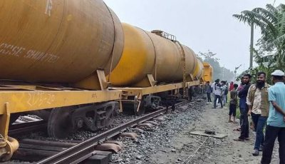 ঝিনাইদহে তেলবাহী ট্রেন লাইনচ্যুত, খুলনার সঙ্গে উত্তরের যোগাযোগ বন্ধ