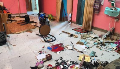 মান্দায় বসতবাড়িতে তাণ্ডব চালিয়ে ভাঙচুর, লুটপাটসহ বাইকে আগুন