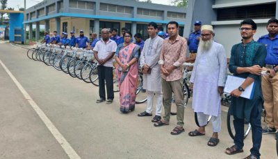 সাপাহারে ৫৫ জন গ্রাম পুলিশ পেলেন সরকারি বাইসাইকেল