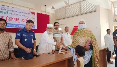 শিবগঞ্জে অসহায়দের মাঝে প্রধানমন্ত্রীর ইদুল ফিতর উপহারের নগদ অর্থ বিতরণ